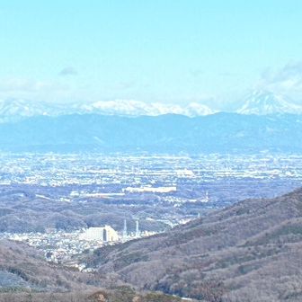 左後方には日光連山。男体山はよく分かる．左は日光白根山や皇海山の筈だが？この左には赤城山も見えた。