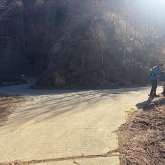 取付は右に行ってすぐ