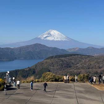 そして仕事のあるタローンを見送って向かった先は大観山。なんともフジが綺麗🤩