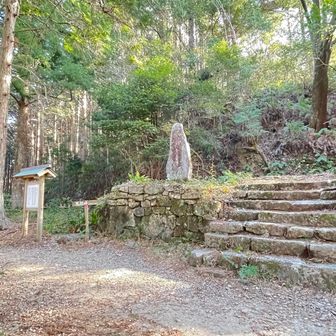 一気に下山し馬越峠へ
風が強く寒すぎ❄️
小屋に避難し、少し早いランチタイム
