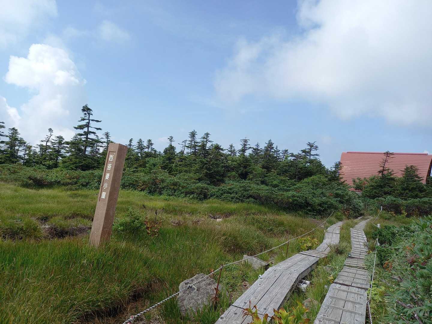 赤い屋根の小屋
🚻は確かに息を止めて