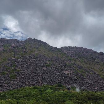 立石の峰よりの平成新山。
山頂と山肌からガスが出てます。
臭いなどはしませんでしたが、無常な風景に見惚れた(⁠ ⁠ꈍ⁠ᴗ⁠ꈍ⁠)