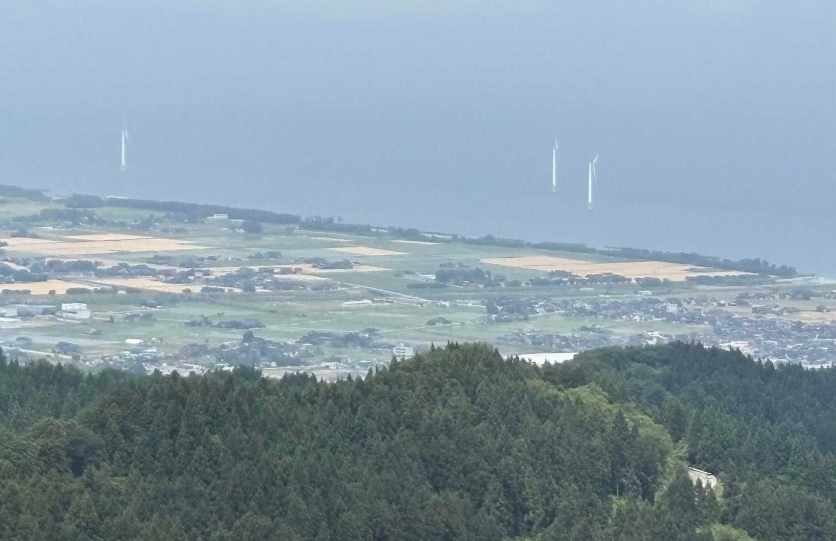風力発電の風車が海に
