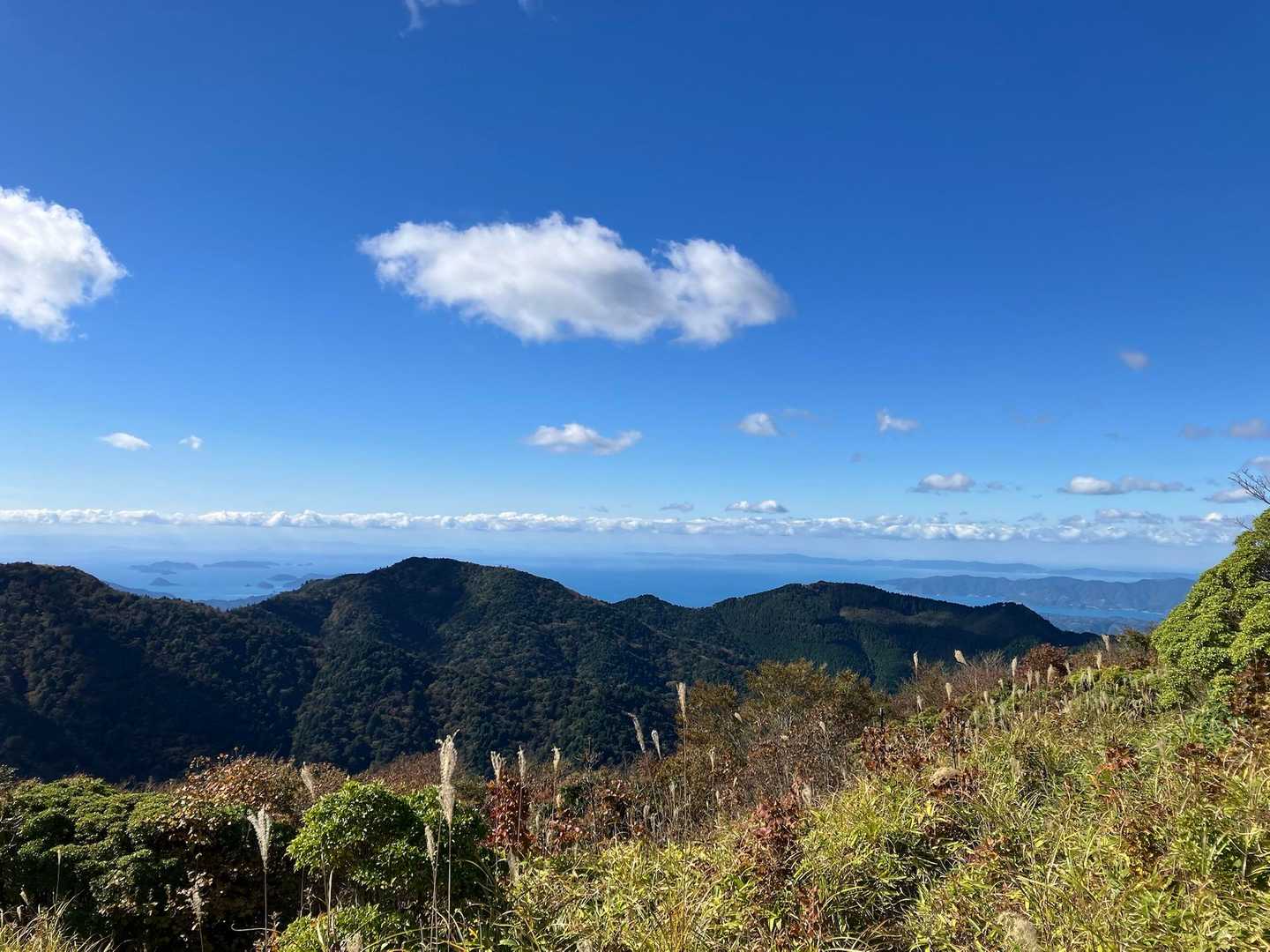 もう一度、宇和島・佐田岬→九州方面の景色
きれいに海が見えた✨
石鎚山方面は残念ながら木が茂っており見れませんでした