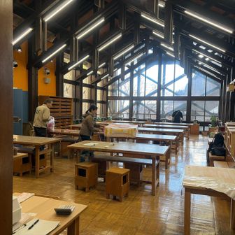 木材館の中を通らせてもらいました