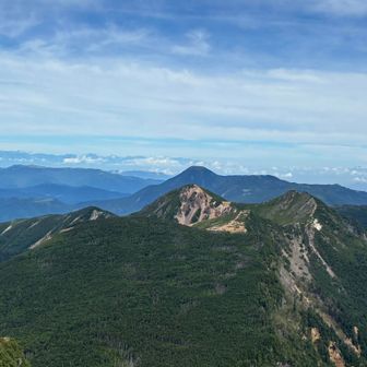 蓼科山。手前に天狗岳と東天狗岳。