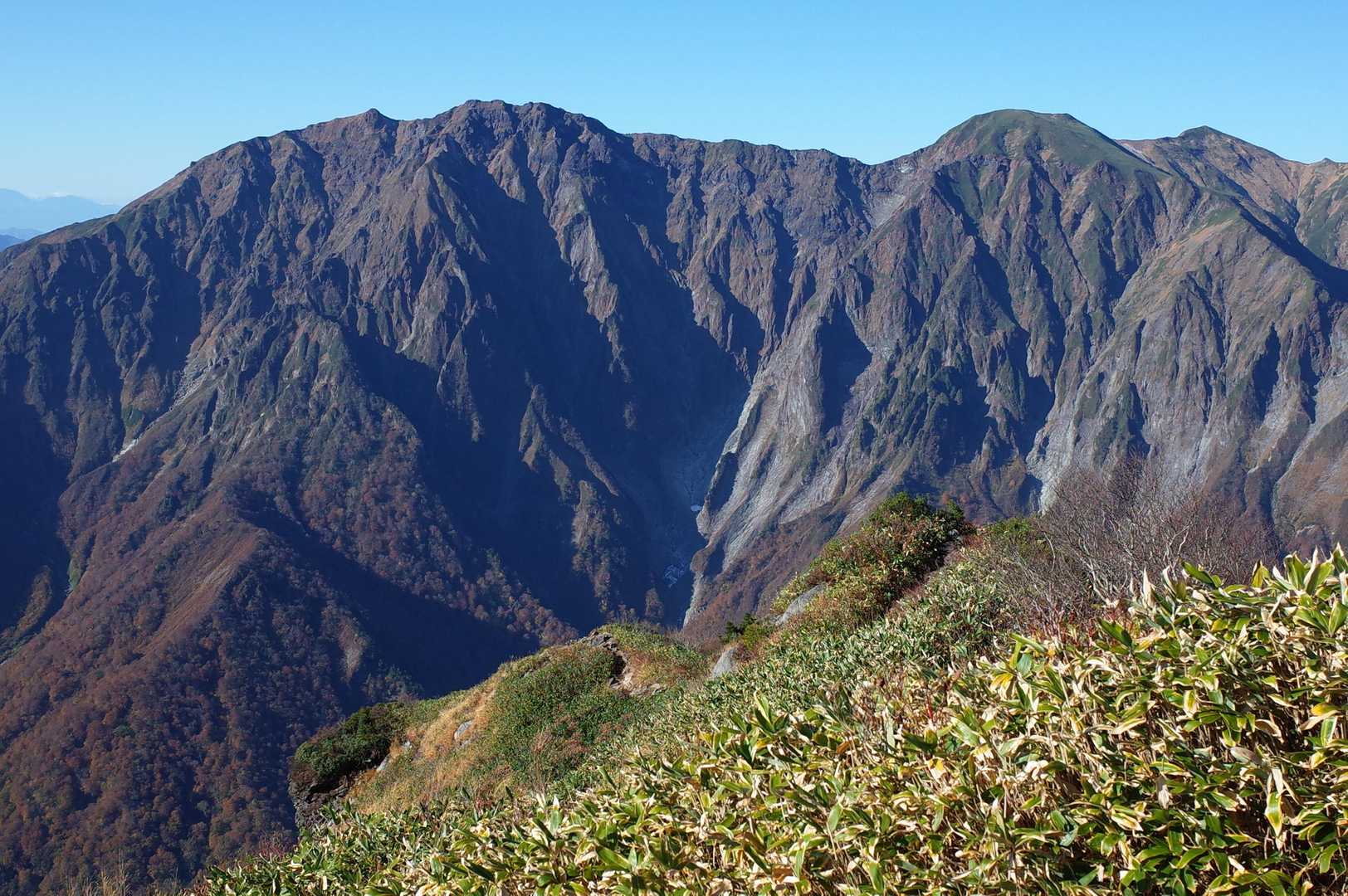 晴天下の素晴らしい眺めの谷川岳