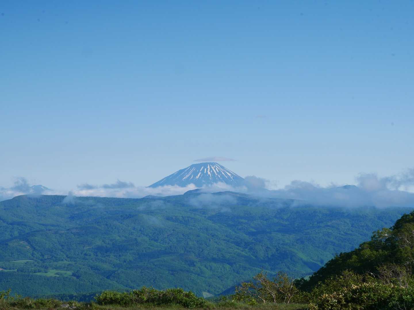 駐車場からの羊蹄山。きれいに見えてるうちに撮ります
