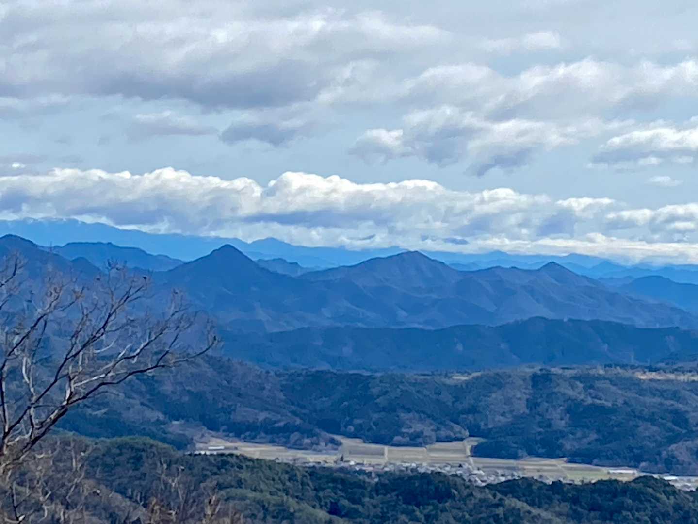 とんがり綺麗な権現山と天王山、誕生山