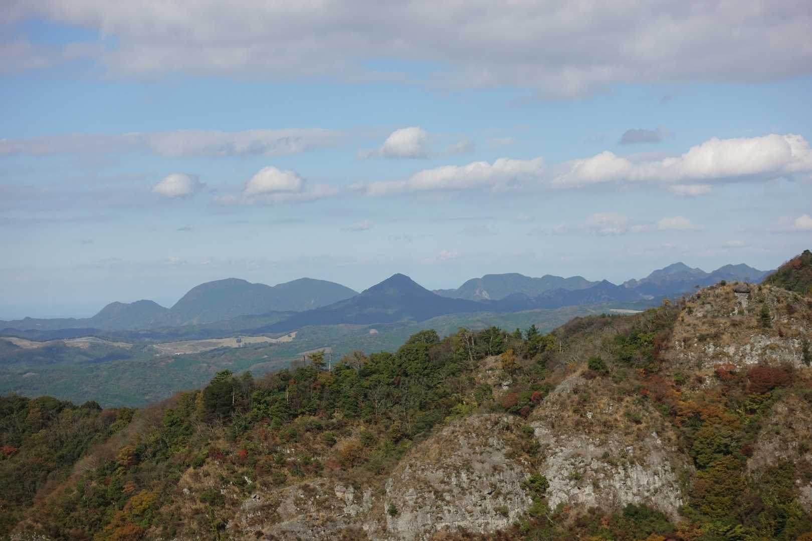 五つ岩から最後の絶景を見納め。北に見えるは三角錐の屋山ですね。