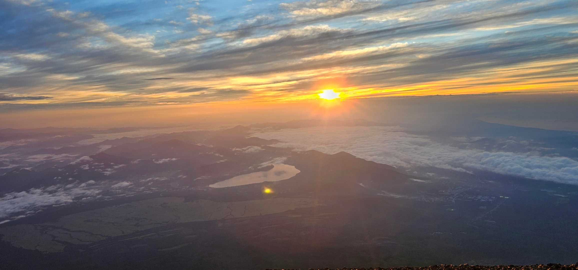 吉田ルート | 雲海を従える最高峰、日本を見下ろす3,776mの神々しき世界の写真