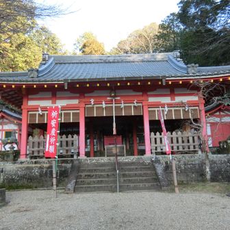 畝傍山へは、裏側の畝火山口神社から上ります。