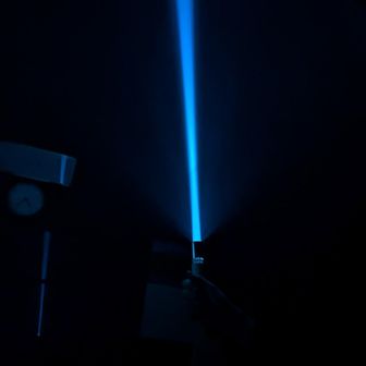 小屋でビームサーベルを出すdaidaiさん😂