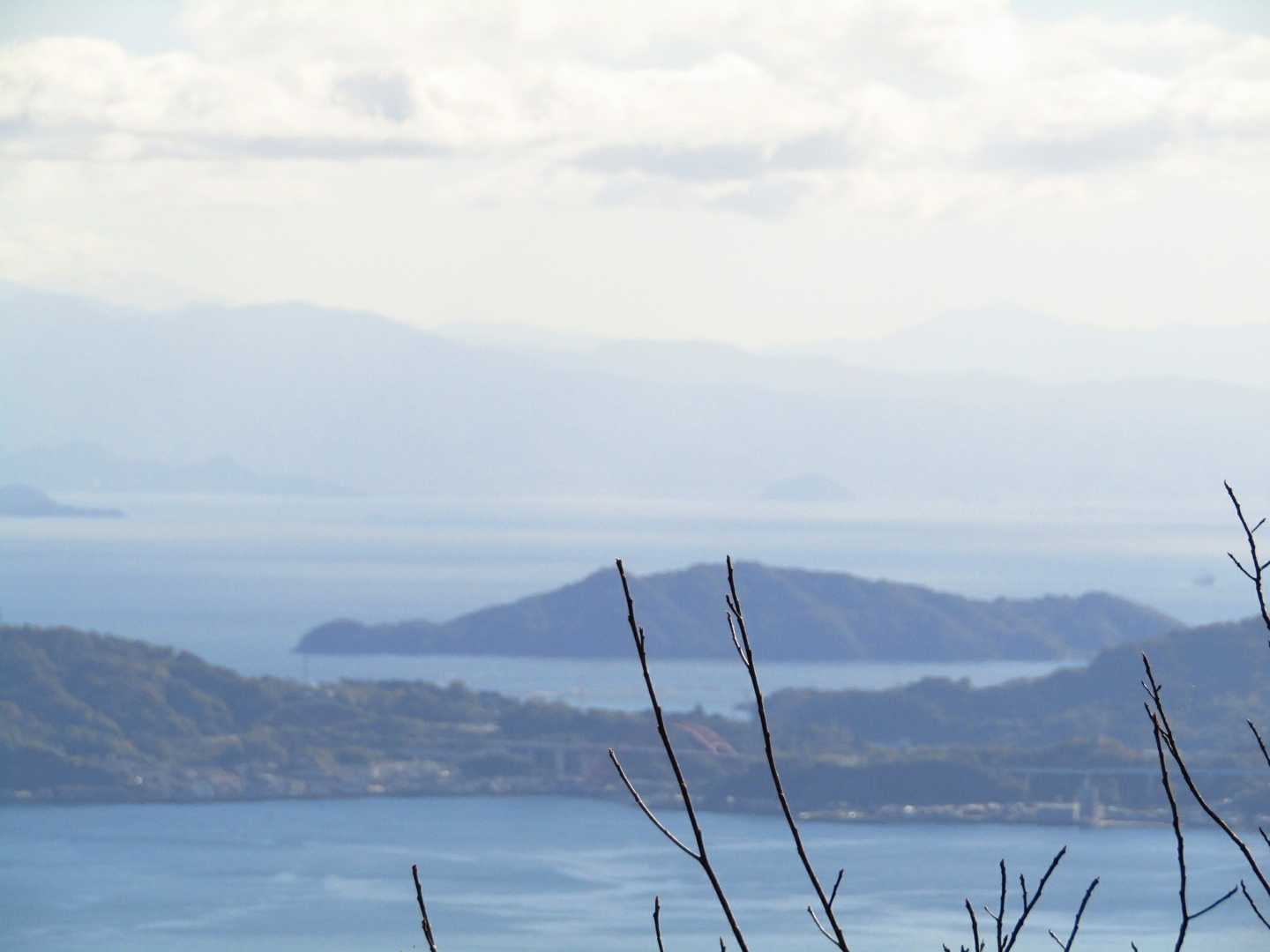 古鷹山からの南側は遠くに大きな山塊が⛰️
四国だろうな
またいつの日か😂