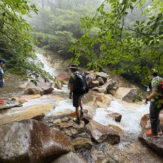 ベテラン御三方
雨で水量多く渡渉できるか会議中✅
ハイ！OKでました◯