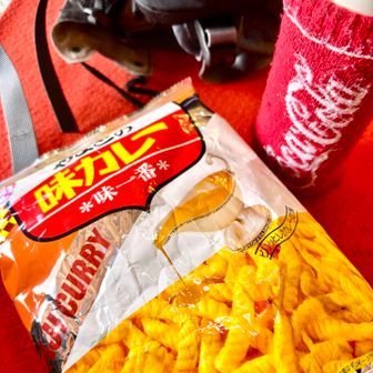 最近ハマったのが、カレーエビせん🦐、味カレー。ある田舎のローカルフードだが、電子レンジでできるエスプレッソ☕️と合わせると止まらないやめられない💦。

レンジでエスプレッソ
レンジでできるのは探したがなかなか無かった。オリンピックでイタリア🇮🇹ではエスプレッソマシンが(直火のは)各家庭には必ずあるそう。電気コンロしかない我が家で、電子レンジでできるメーカーを手に入れてお気に入り☕️、
自家製はお店のエスプレッソより薄めで飲みやすい。本物ビアレッティのは高い。

https://amzn.asia/d/05zBFkPX