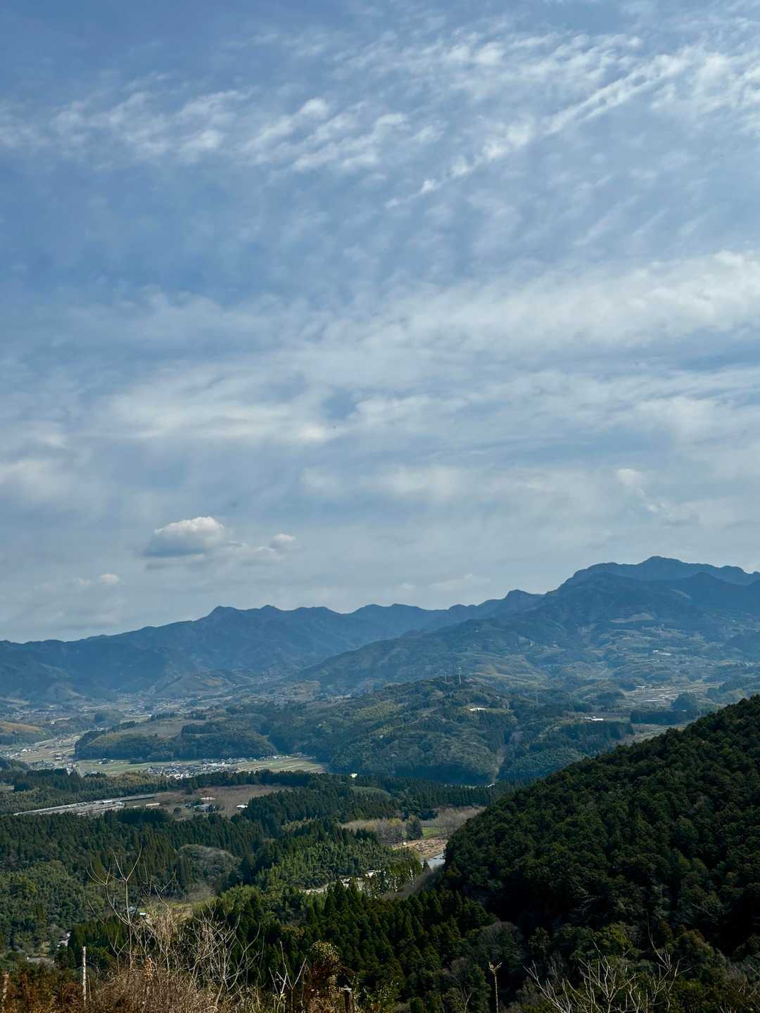 伐採されたおかげで
釈迦岳などの山々が見渡せて
山頂でもないのに何枚も写真撮っちゃう🤭

厳選の一枚🖼️