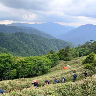 西島駅に到着、三嶺さんこんにちは❗️
雲が幾分下がって山頂が隠れそうですが、明日歩く稜線が左側にチラリと見えます✨
