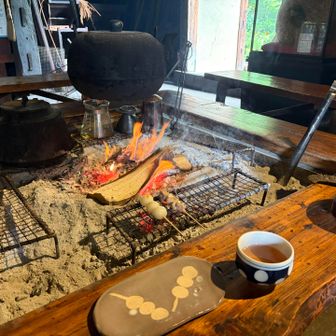 焼きすぎ注意⚠️団子は醬油にたっぷり漬けて2度焼きする🍡