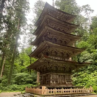 おお！噂の国宝・羽黒山五重塔！木造ながら実に荘厳。