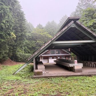 立派な炊事場もあるが、このキャンプ場閉鎖されているみたい😢
