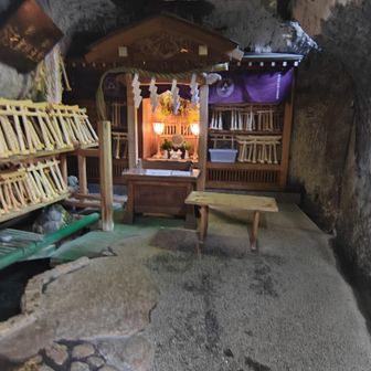 お参り〜

そして、ハンカチでお札を拭いて、財布へ…
早めに使うと良いって…