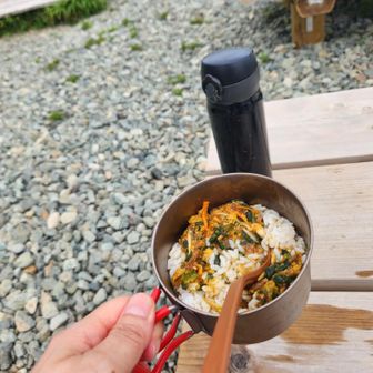 冷凍ご飯(自然解凍)と、フリーズドライユッケジャンに、温かいフレーバーティーを入れて食べました😆
ほんのりフレーバーのカフェインレス紅茶は薄めに入れてきたこともあって、全く違和感なし。むしろ何なら隠し味で美味しかったかも〜？
ご飯はちょっとかたくて、全体にちょっとぬるいけど、でも全然美味しく完食😋温かい飲み物 持ってきてて良かった♡そして、冬じゃなくてよかったε-(´∀｀*)