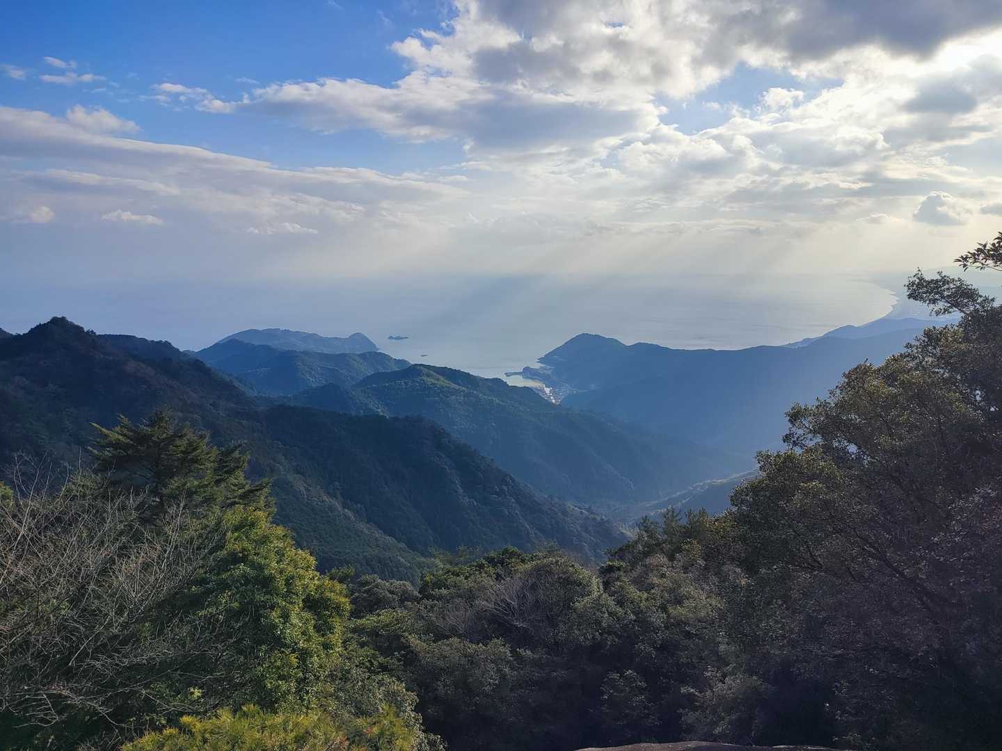急勾配を下ると、眼下には鬼ヶ城
登るときは、ここは絶対の休憩場所
下るのも大変、登るのは絶対に大変