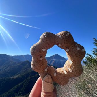 二子山雄岳のちょっと奥、陽のあたる場所でお昼ご飯😋
ドーナツの向こうに武甲山⛰️
山頂で食べるミスド🍩たまには良いね