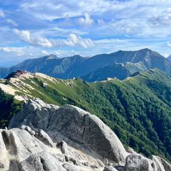 燕山荘〜大天井岳〜東天井岳、今日歩いた稜線が見えます✨