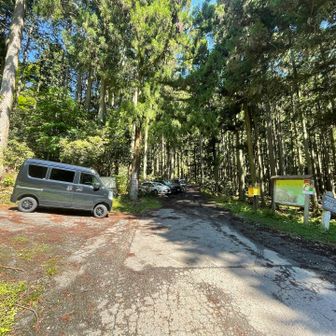 GWなめてました！駐車場は満車。
皆様、林道や路肩に工夫して駐車していました。
私もどうにか路肩駐車😰