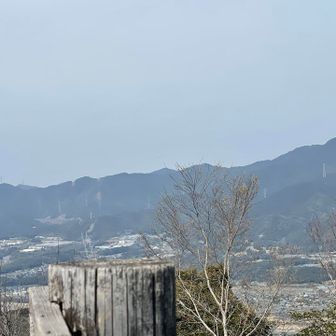 本宮山の左に西蔵（西山）へ続く稜線も出ている。
