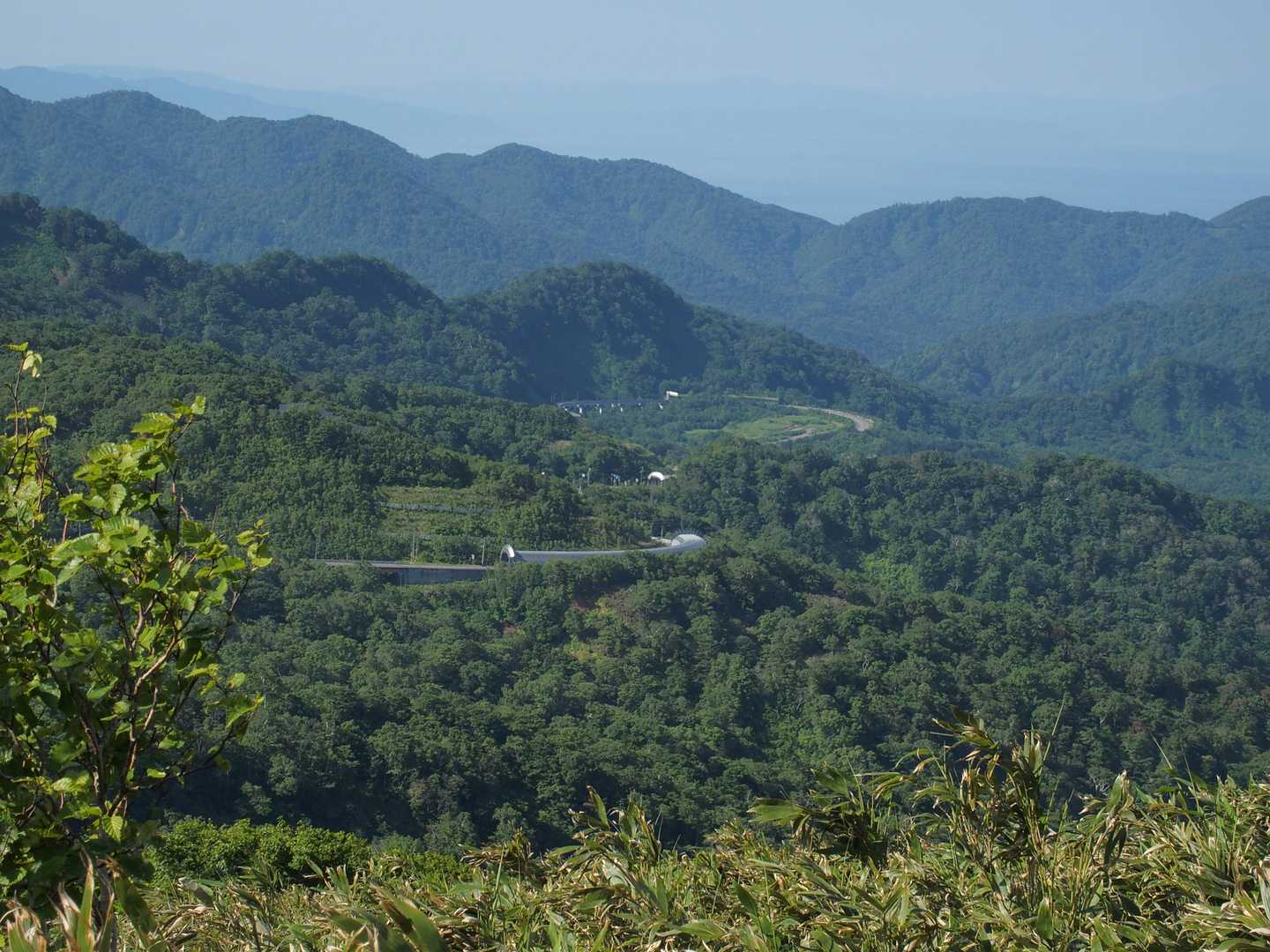 両古美山へ登る。
覆道が続く峠道。