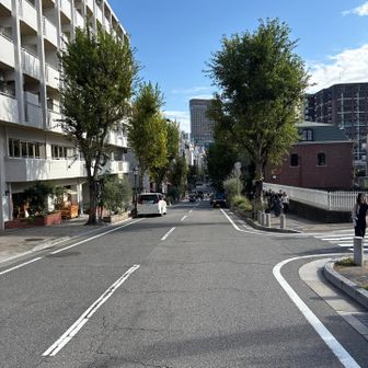 観光客に混じって三宮方面へ進みます。
