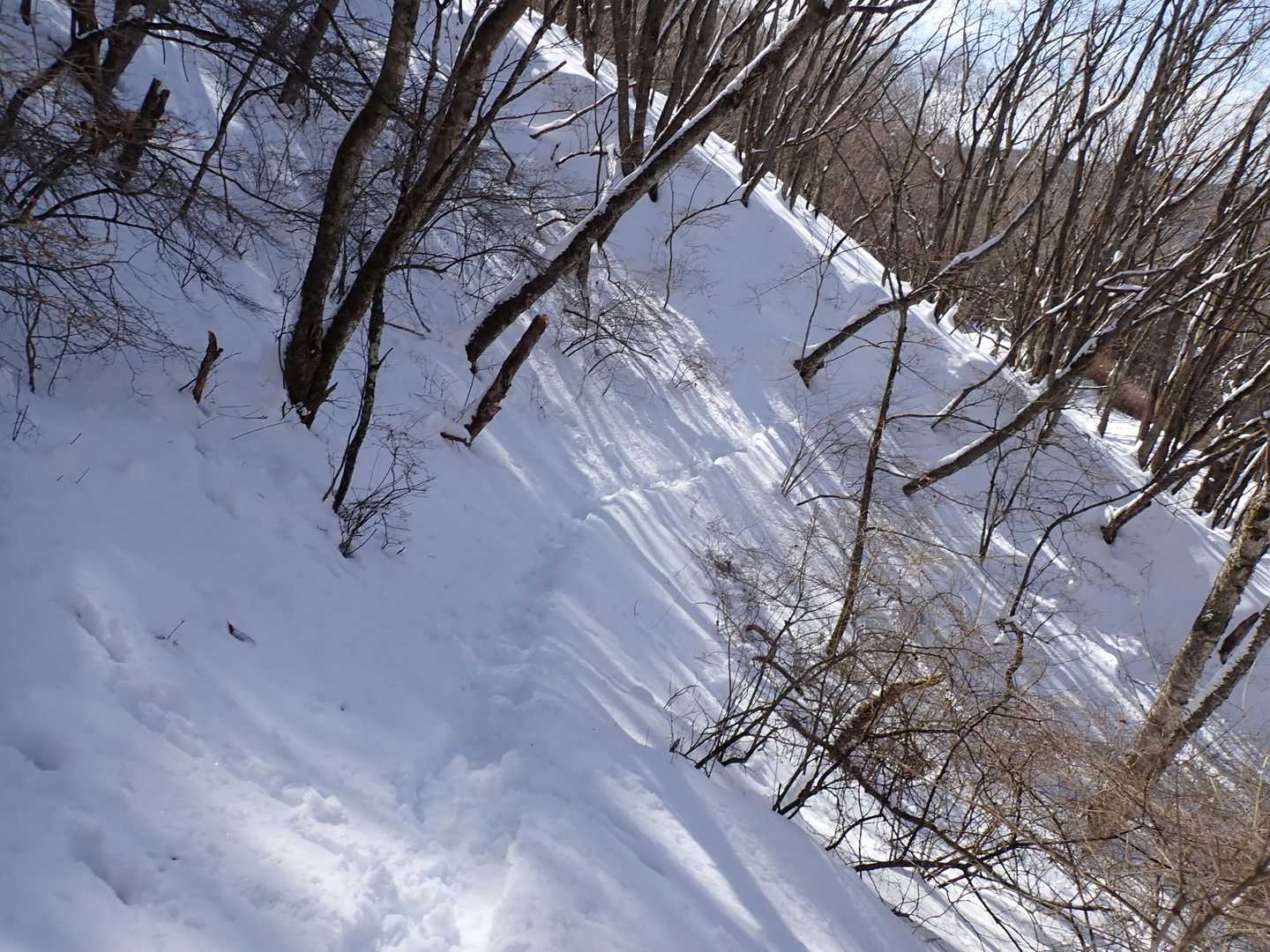 細いトラバース道。