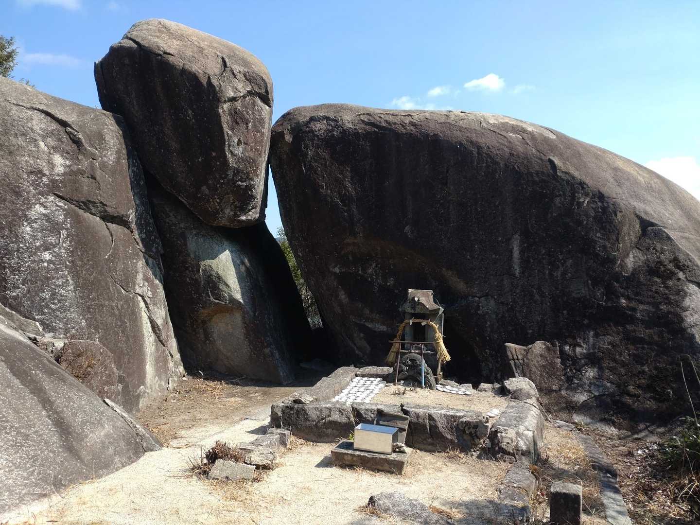 八天神社上宮 御神体岩