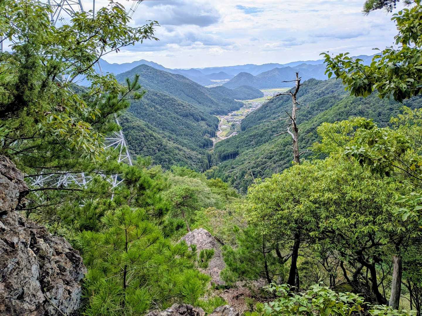 岩場からの良き眺め、山南町とイタリ山方面😅
