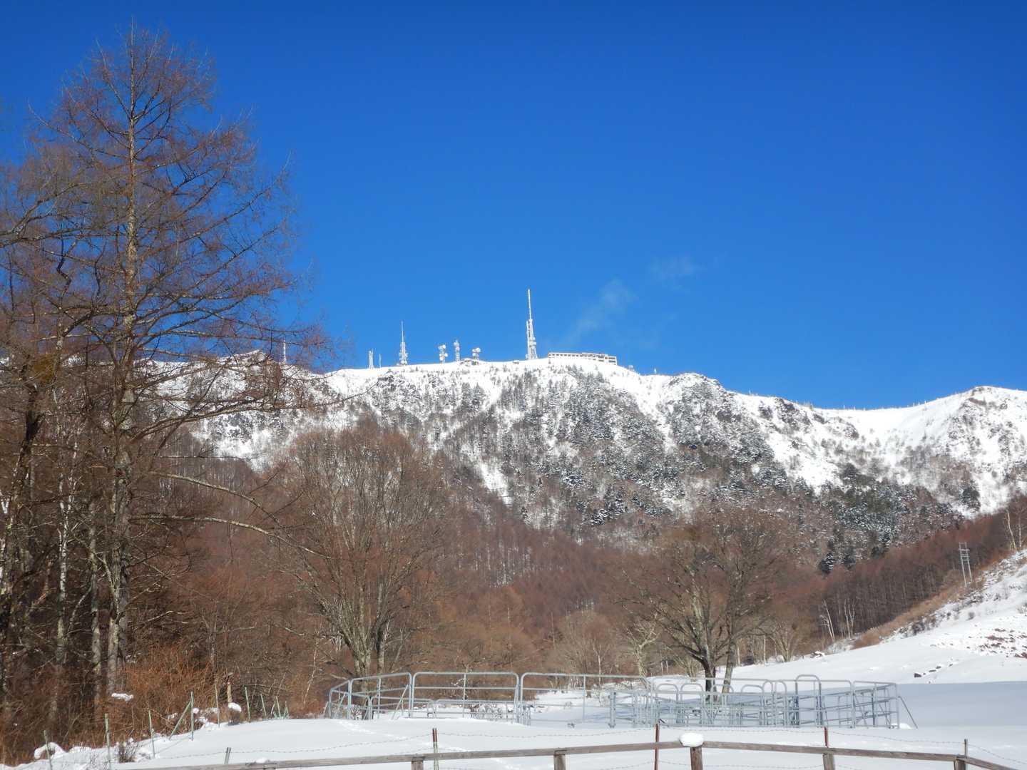 今日の目的地がすぐそこに見えますが、コースタイムでは２時間ちょっとかかるみたいです。