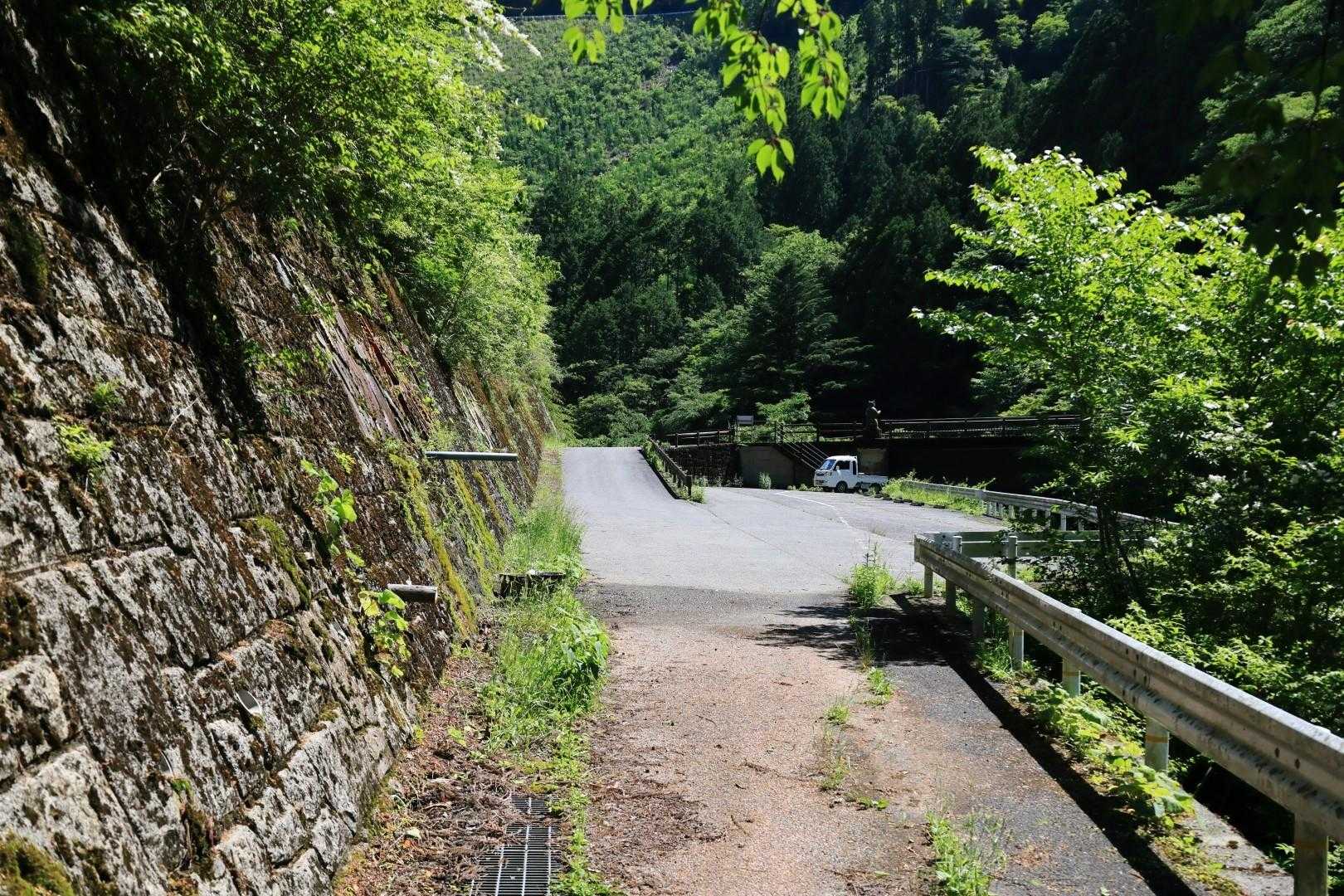 反対側の登山口に到着
湧き水で顔洗う