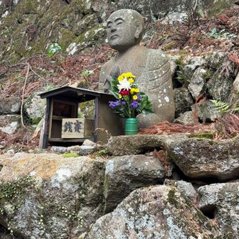奥の院手前には「迎えの大師」像あり。