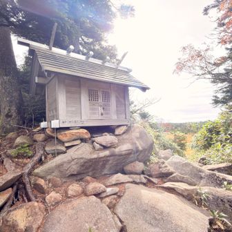 ちょい進むと
苗場神社
