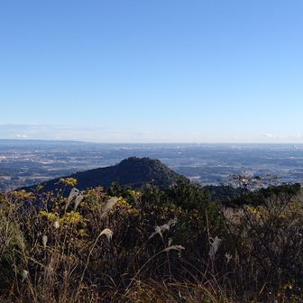南山山頂からの眺望。広い山頂でひとやすみ