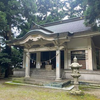 降り始めて20分。早くも穂積神社の境内に到着です。
