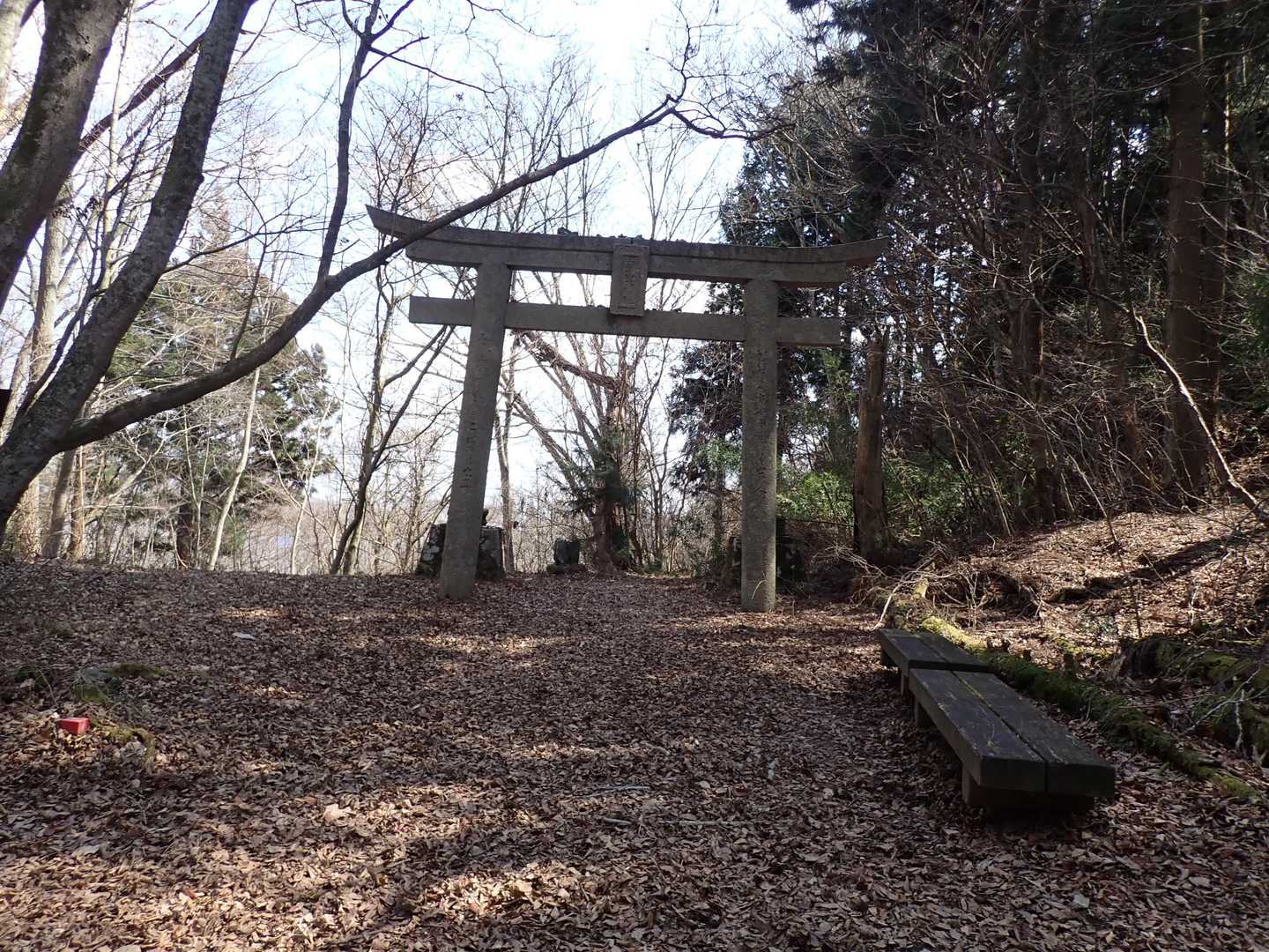 峠にある鳥居
潜るときに「三頭大権現」とあった。あれ？
てっきり徳島側からの金毘羅さんへの参拝路のつもりで歩いていたので意外に思う。