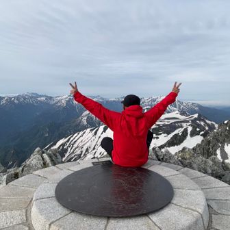 雄山で左手上が槍ヶ岳