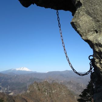 オーバーハングの鎖。ミスしたら墜落です。9年ぶりに登りましたが、いまだにここより怖いところを知りません。