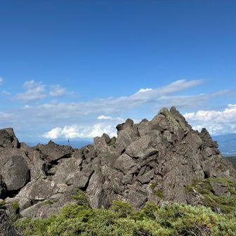 振り返ってのⅡ峰
けっこうゴリゴリの岩場