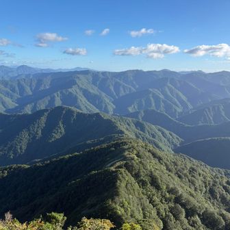 屏風のような山々