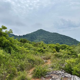 砲台山頂近くからこれから向かう足立山。