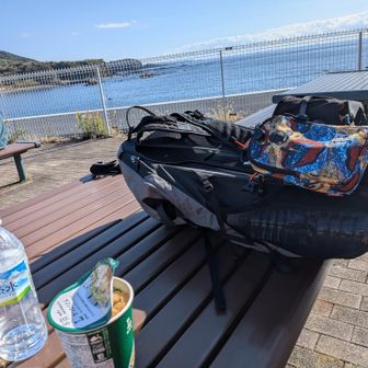 道の駅すさみで休もうかと思ったけど、混んでいたので、その先のローソンへ
私を含め４人の大辺路ウォーカーが休憩